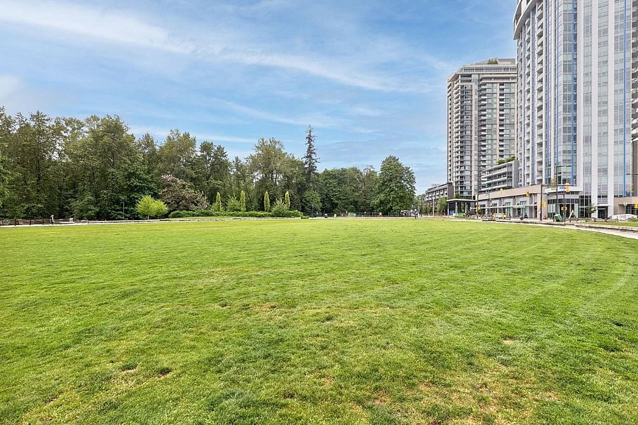305 1500 Fern Street North Vancouver, BC - 35