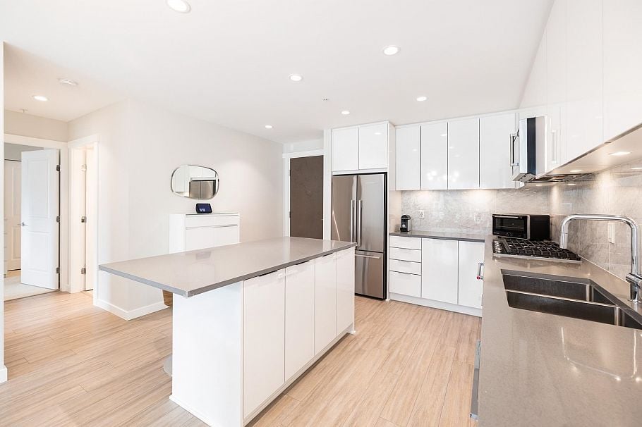 302 2651 Library Lane North Vancouver, BC - 12
