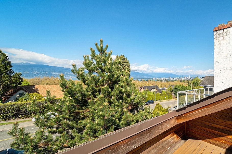 3974 W 10th Avenue Vancouver, BC - 31