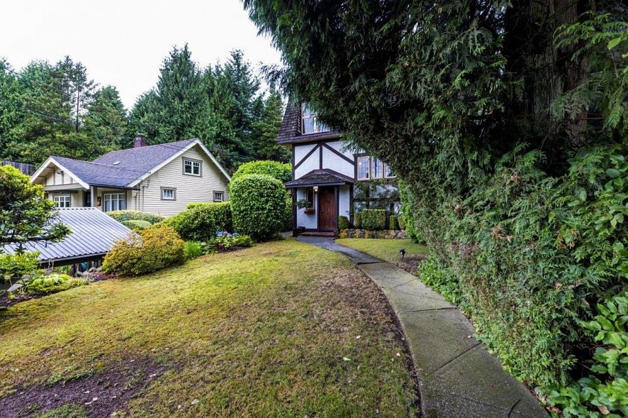 292 E St. James Road North Vancouver, BC - 39