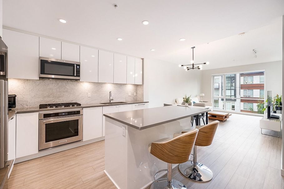 302 2651 Library Lane North Vancouver, BC - 4