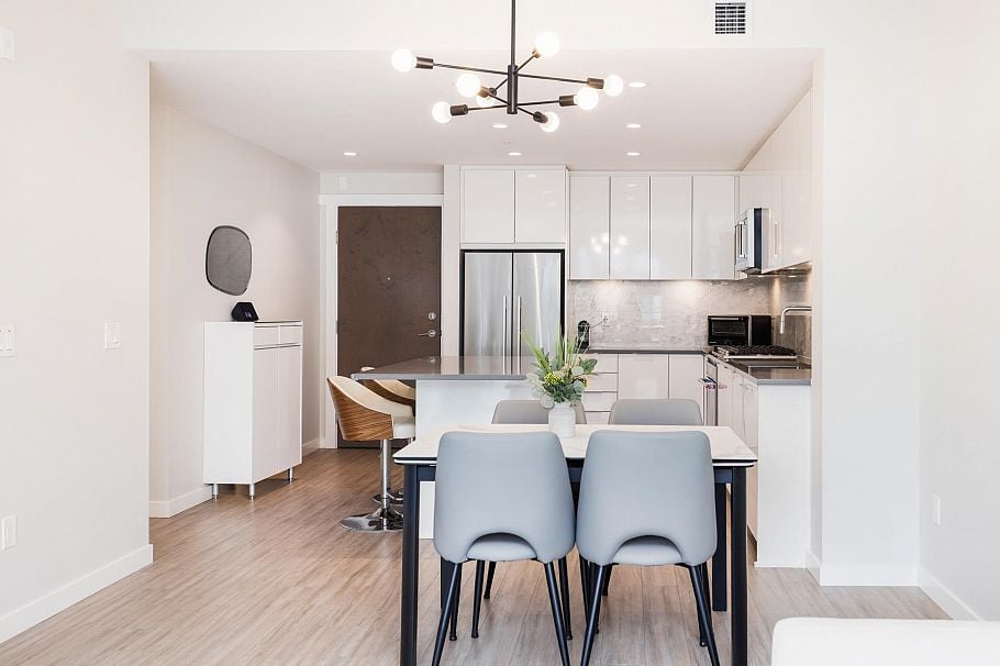 302 2651 Library Lane North Vancouver, BC - 9