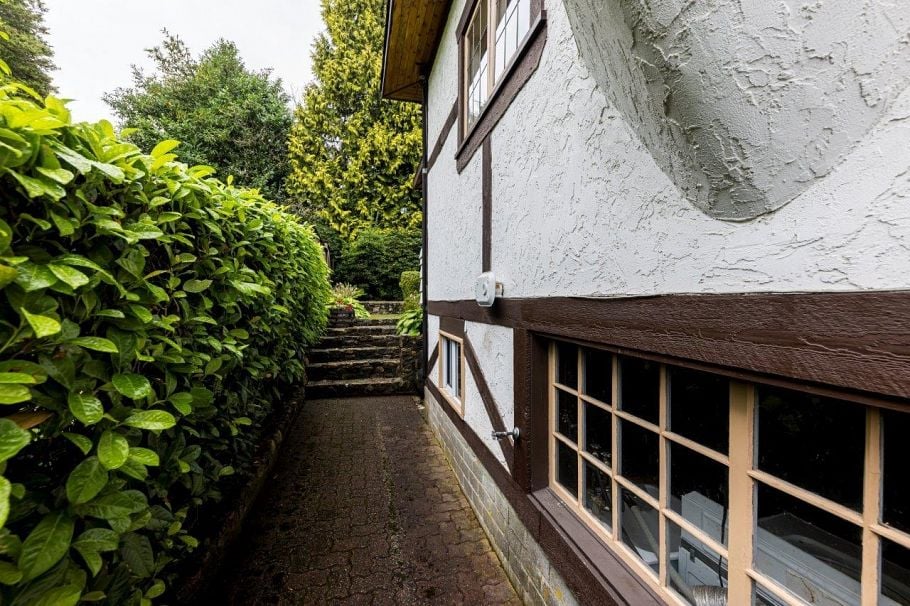292 E St. James Road North Vancouver, BC - 33