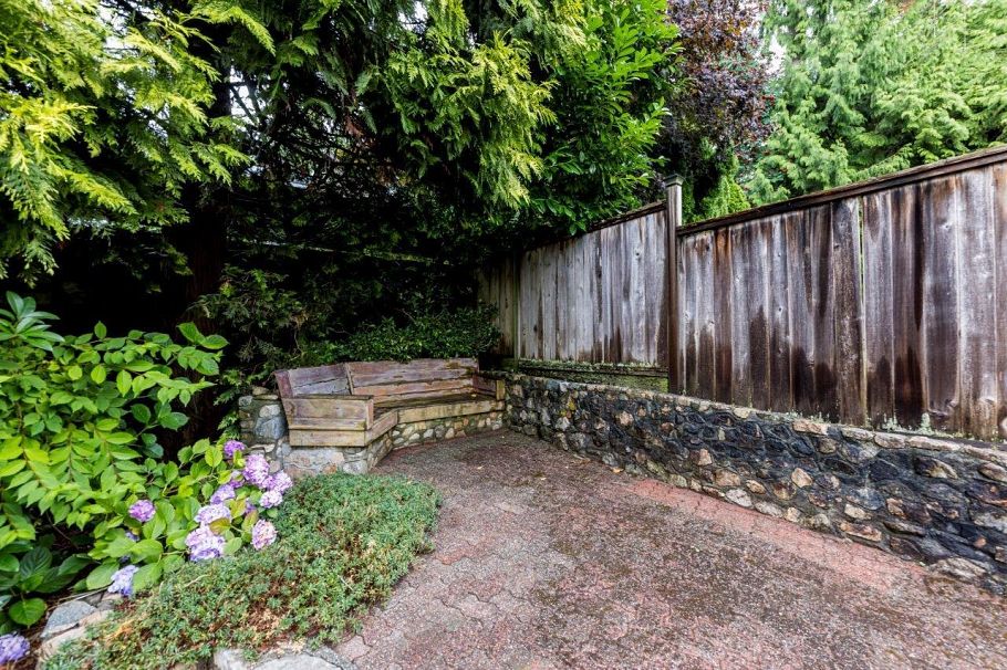 292 E St. James Road North Vancouver, BC - 38