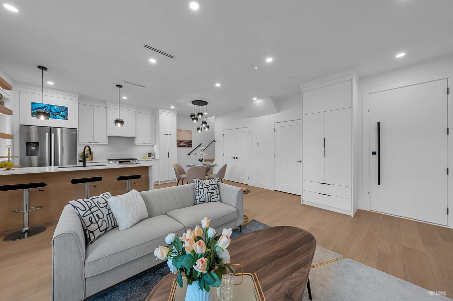 2713 Cheyenne Avenue Vancouver, BC - 3