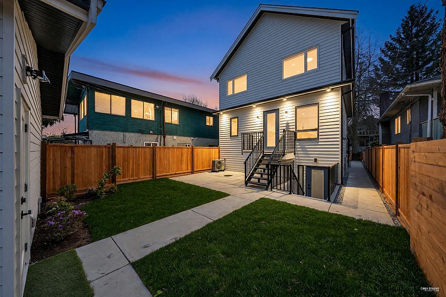 2713 Cheyenne Avenue Vancouver, BC - 27