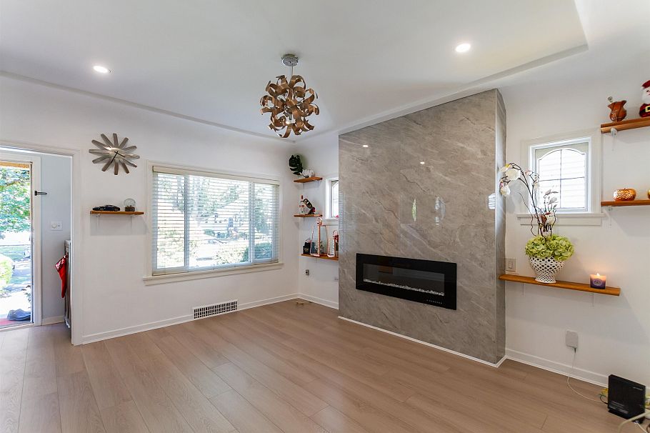 136 E 45th Avenue Vancouver, BC - 2