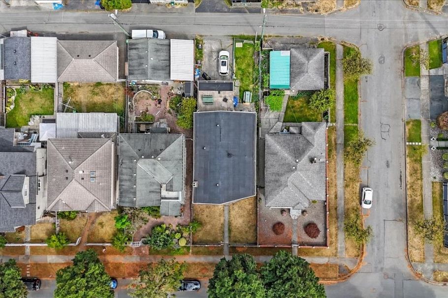 2593 E 25th Avenue Vancouver, BC - 2