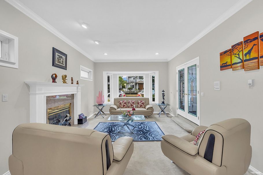 2381 E 40th Avenue Vancouver, BC - 3