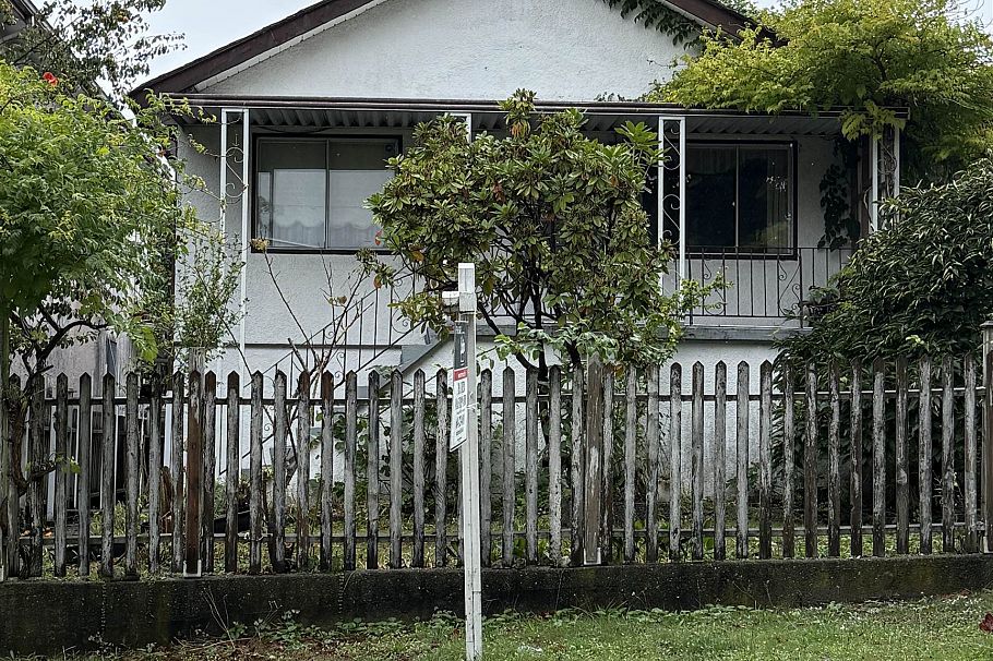 3409 E Pender Street Vancouver, BC - 1