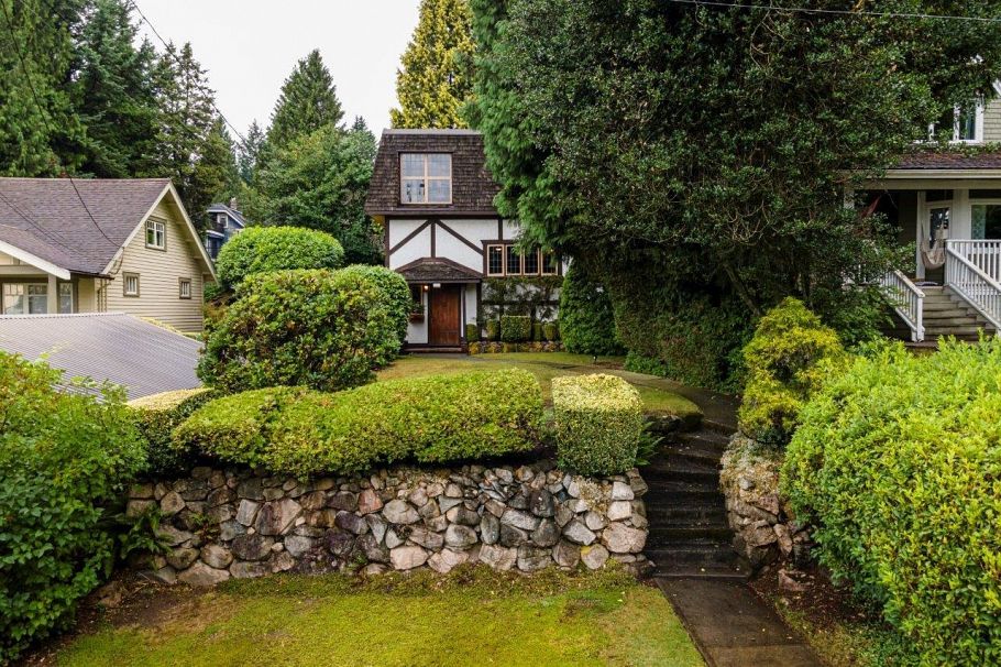 292 E St. James Road North Vancouver, BC - 3