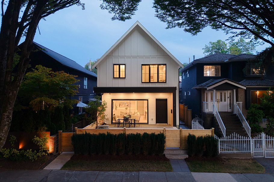 1 810 E 22nd Avenue Vancouver, BC - 1