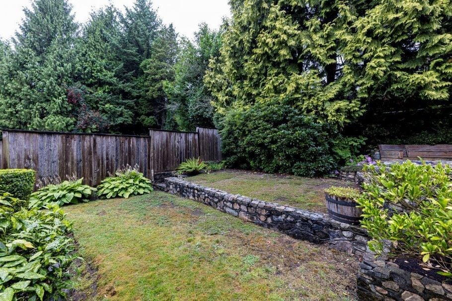 292 E St. James Road North Vancouver, BC - 36