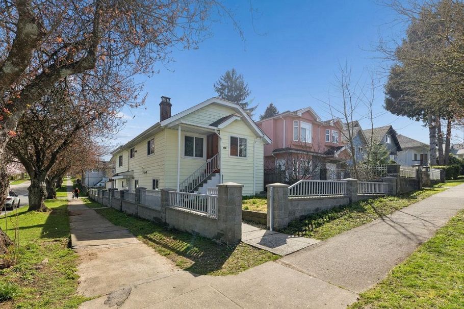 3708 Dumfries Street Vancouver, BC - 1