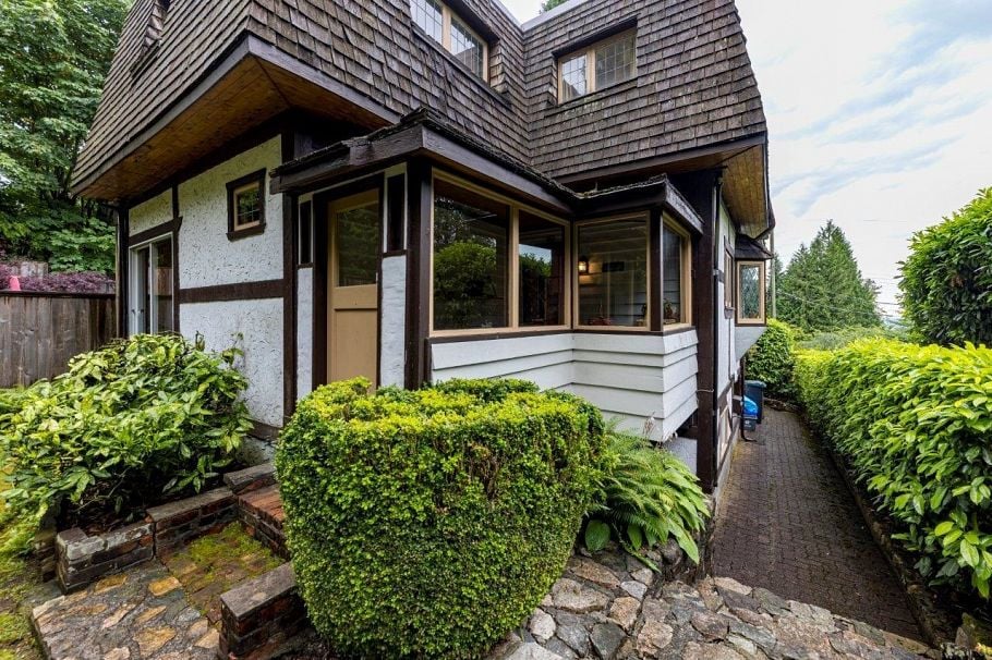 292 E St. James Road North Vancouver, BC - 34