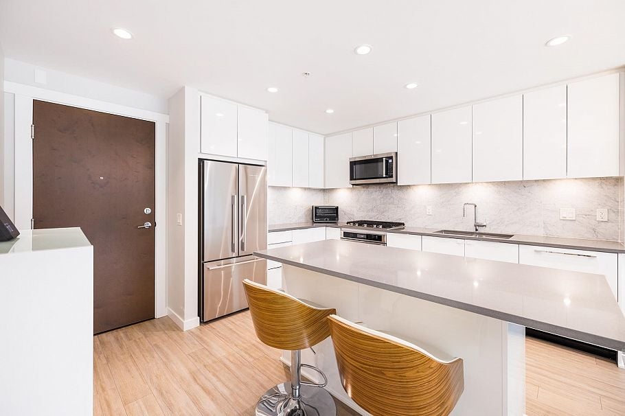 302 2651 Library Lane North Vancouver, BC - 3