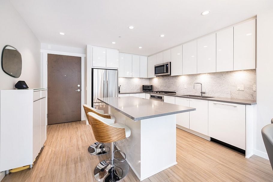 302 2651 Library Lane North Vancouver, BC - 2