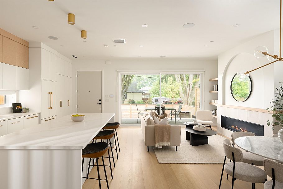 1 810 E 22nd Avenue Vancouver, BC - 5