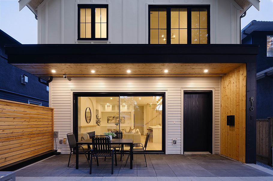 1 810 E 22nd Avenue Vancouver, BC - 2