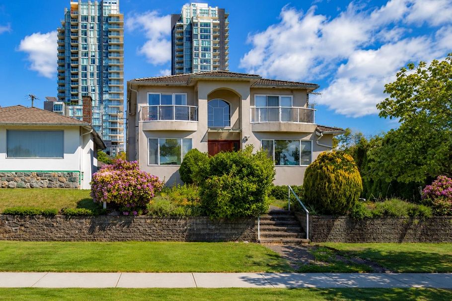 515 W 60th Avenue Vancouver, BC - 1