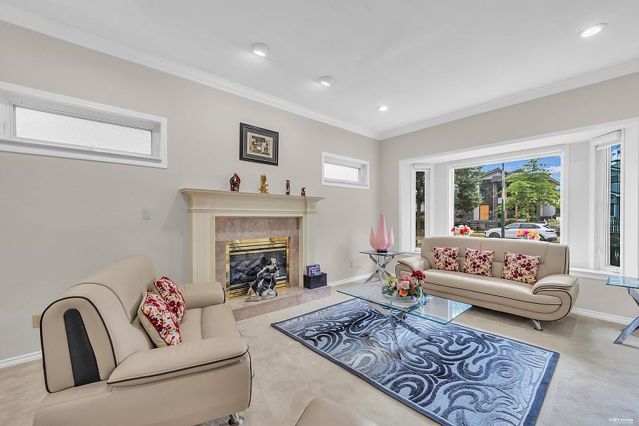 2381 E 40th Avenue Vancouver, BC - 4