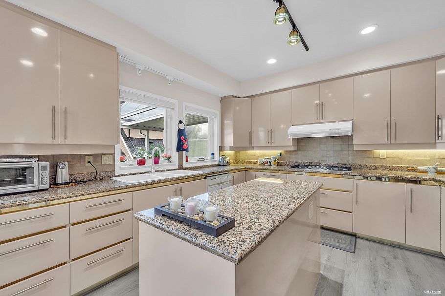 2381 E 40th Avenue Vancouver, BC - 8