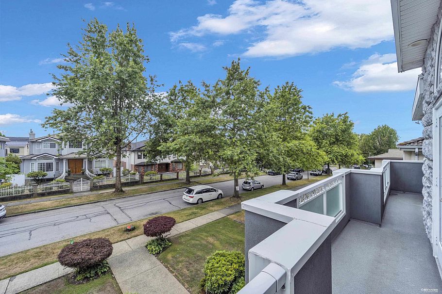 2381 E 40th Avenue Vancouver, BC - 25
