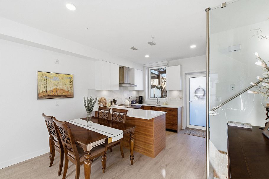 33 720 E 3rd Street North Vancouver, BC - 9