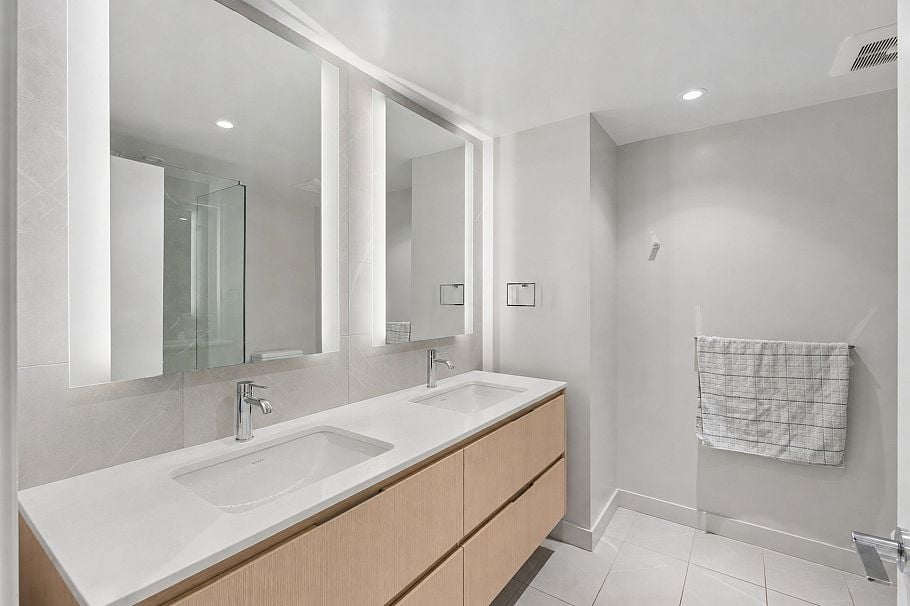 305 1500 Fern Street North Vancouver, BC - 17