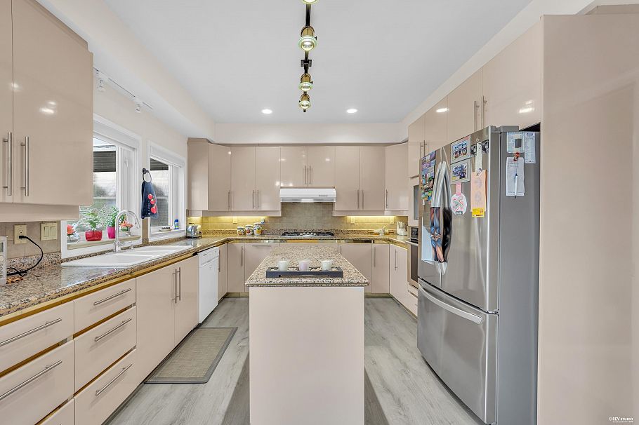 2381 E 40th Avenue Vancouver, BC - 9