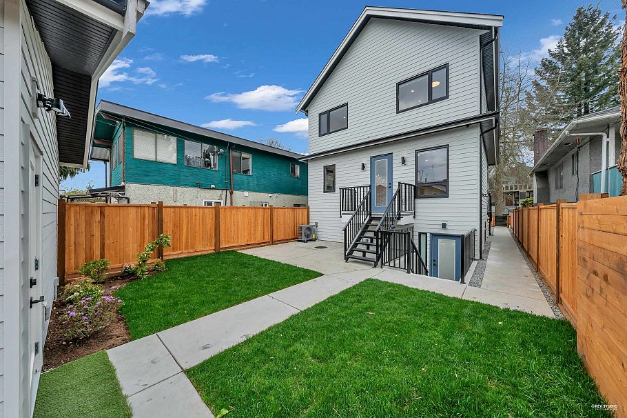 2713 Cheyenne Avenue Vancouver, BC - 1