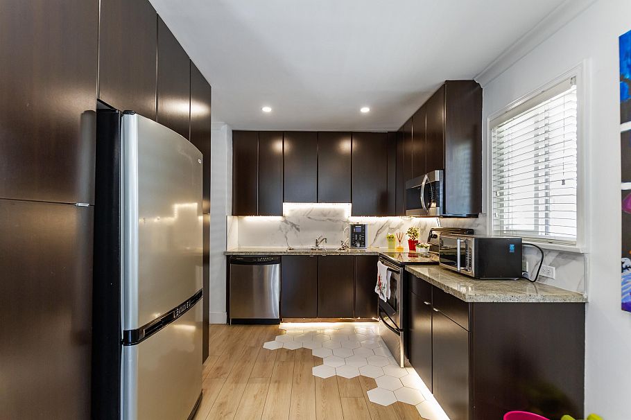 136 E 45th Avenue Vancouver, BC - 4