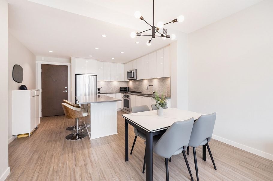 302 2651 Library Lane North Vancouver, BC - 11