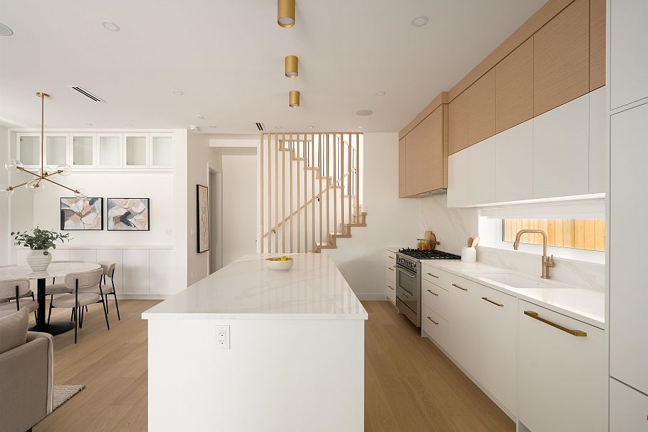 1 810 E 22nd Avenue Vancouver, BC - 4