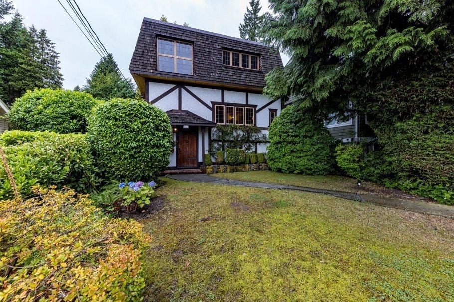 292 E St. James Road North Vancouver, BC - 1