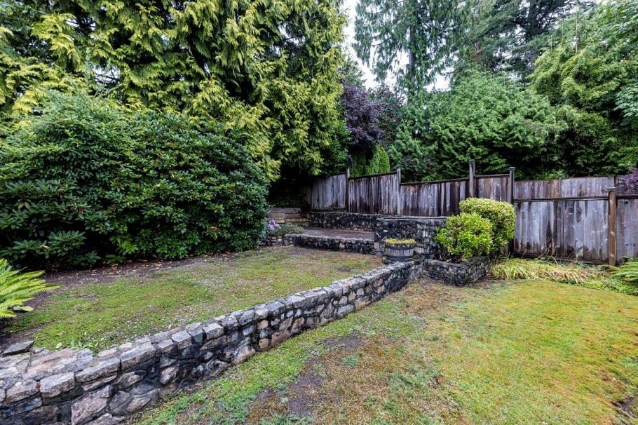292 E St. James Road North Vancouver, BC - 37