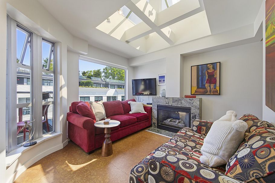 301 3673 W 11th Avenue Vancouver, BC - 1