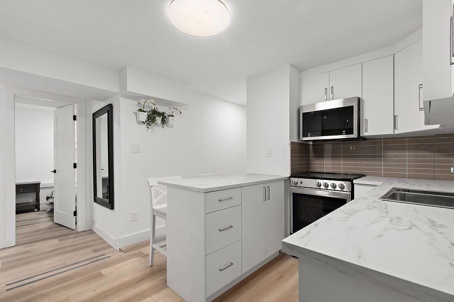 615 E Kings Road North Vancouver, BC - 26