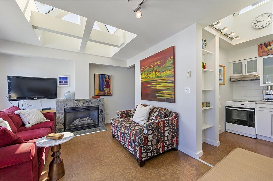 301 3673 W 11th Avenue Vancouver, BC - 3