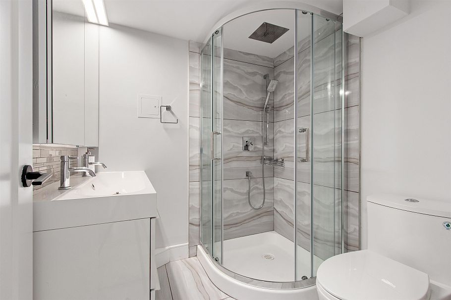 615 E Kings Road North Vancouver, BC - 32