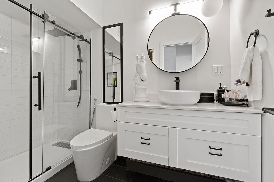 615 E Kings Road North Vancouver, BC - 9