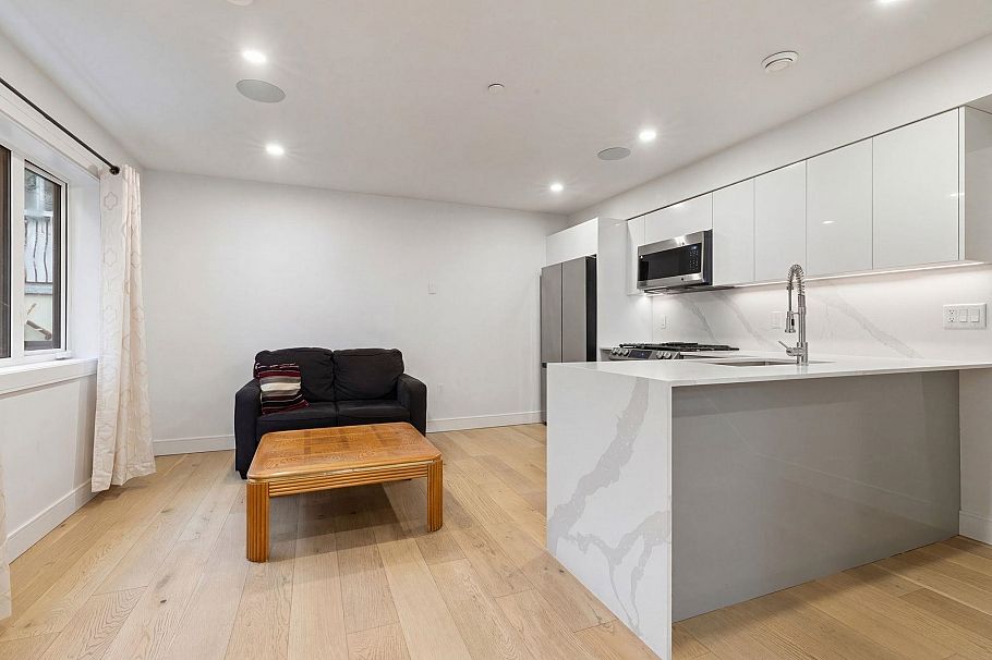 2885 E Georgia Street Vancouver, BC - 2