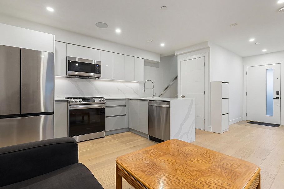 2885 E Georgia Street Vancouver, BC - 4