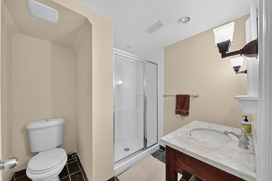 4655 W 6th Avenue Vancouver, BC - 27