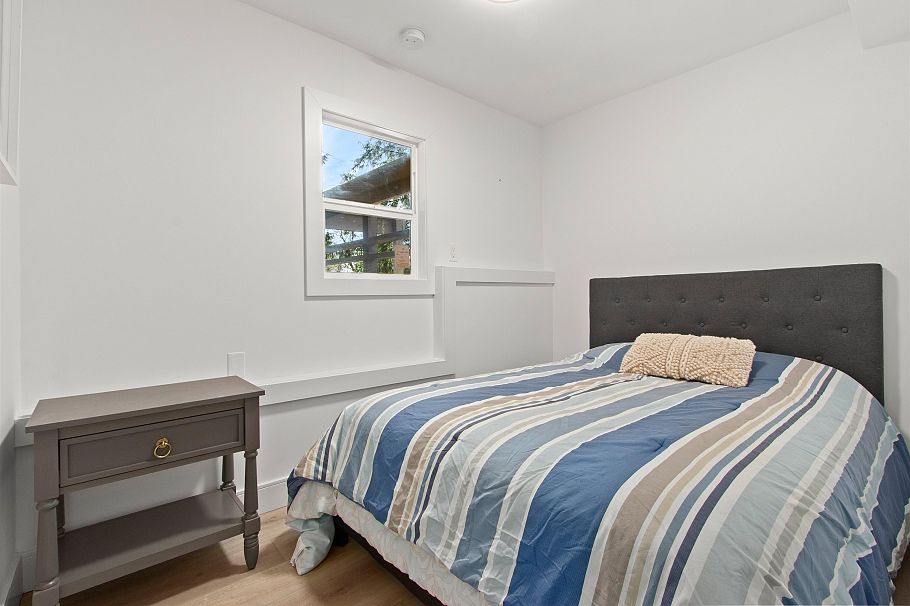 615 E Kings Road North Vancouver, BC - 27