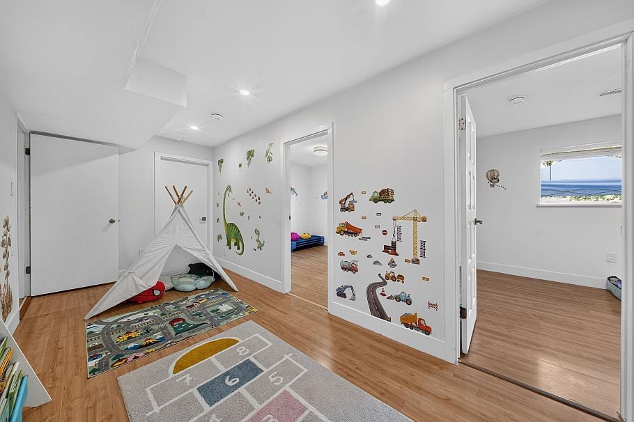2322 Kirkstone Road North Vancouver, BC - 30