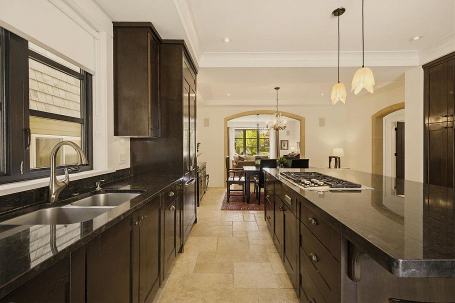1134 Montroyal Boulevard North Vancouver, BC - 8