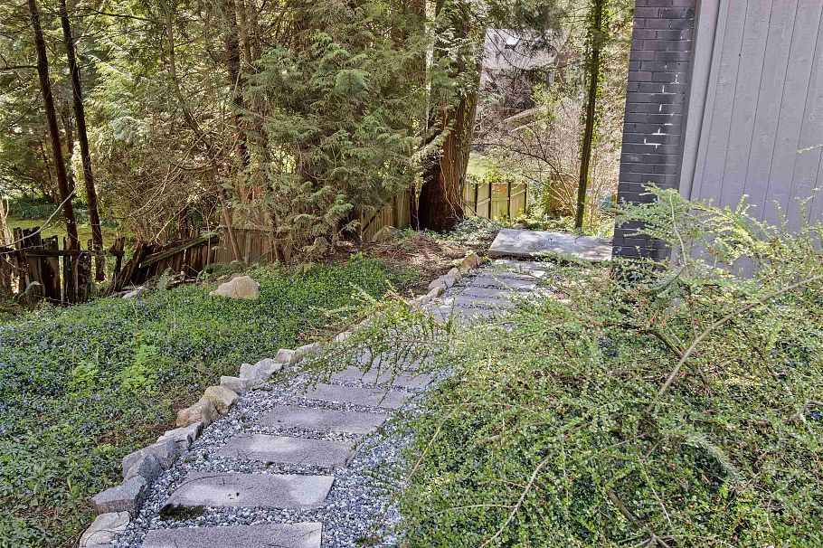 615 E Kings Road North Vancouver, BC - 18