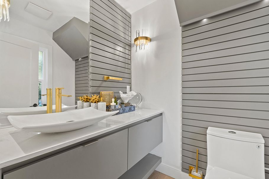 615 E Kings Road North Vancouver, BC - 11