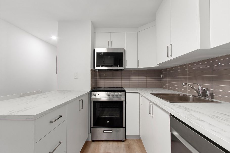 615 E Kings Road North Vancouver, BC - 25